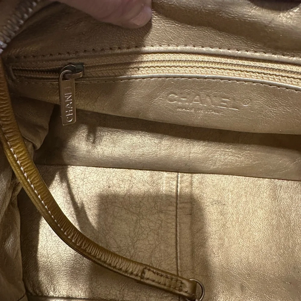 CHANEL ❤️🌟11372068 METTALIC GOLD BOWLING BAG W/ LEATHER LINED INTERIOR⭐️ - Picture 11 of 14